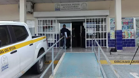 Detienen en Arraiján al hijo del magistrado Cedalise por portar un arma sin permiso