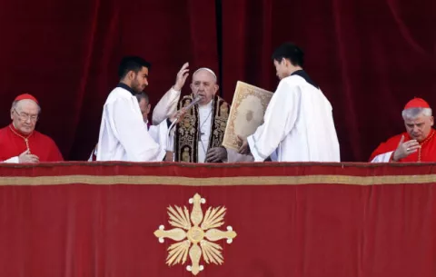 Papa Francisco brinda un mensaje navideño de esperanza contra las tinieblas