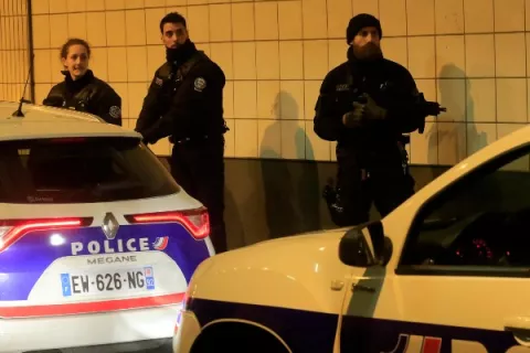 Un hombre agrede con un cuchillo a varios policías en en el barrio de negocios de La Defensa en París