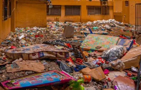 ¡Increíble! Recogen gran cantidad de basura en los edificios de Patio Pinel 