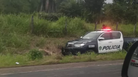 Robo a Western Unión en Volcán deja un herido y un auto patrulla volcado