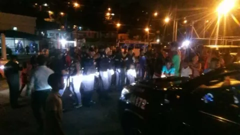 Acusan a policías de matar un perro; se desata trifulca en Samaria