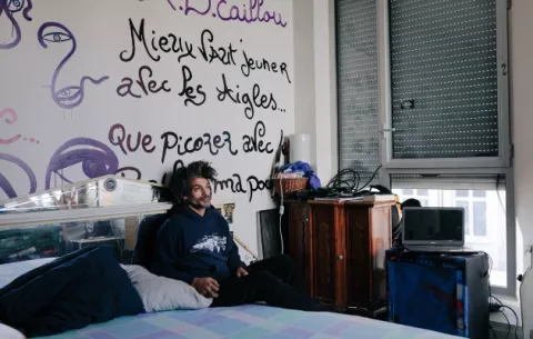 Escuela abandonada en Francia es la esperanza de migrantes