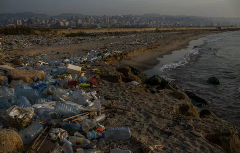 Libaneses enfurecidos por rastro de basura tóxica