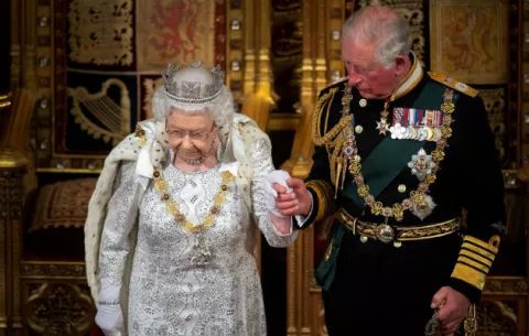 La monarquía británica, entre escándalo e indecisión por nuevo gobernante