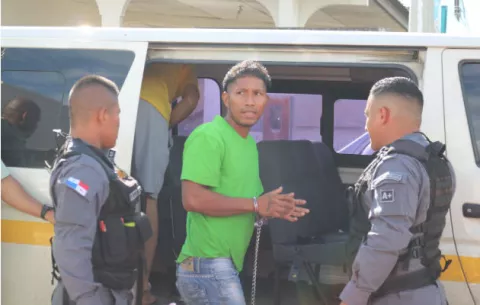 Un sospechoso de cuádruple crimen en Soná, salió de audiencia cantando reggae