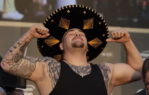 Andy Ruiz no sigue los consejos de su papá y despilfarra su dinero en autos lujosos