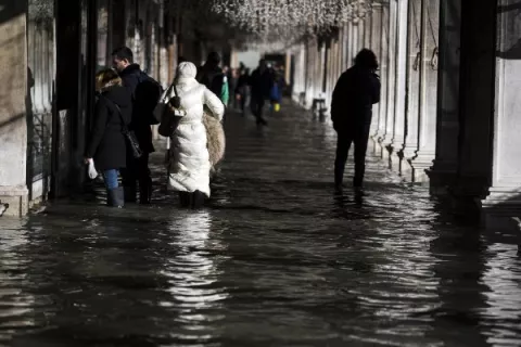 El agua vuelve a subir en Venecia inundando la Plaza de San Marcos