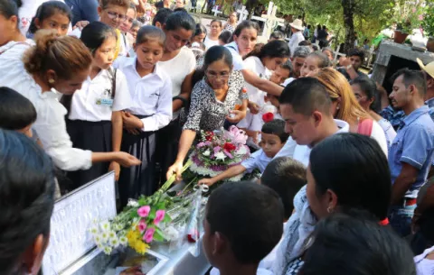Comunidades de Soná despiden a niña asesinada en crimen múltiple en Los Algarrobos 