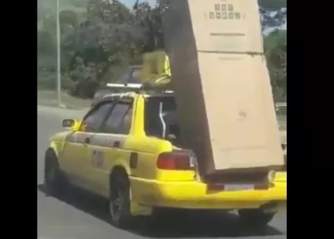 Sancionan a conductor que fue grabado en video transportando una nevera en el maletero de un taxi