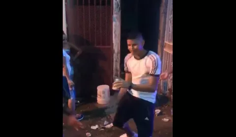 [Video] Reaparece 'el tocanalgas' bailando en una fiesta de fin de año