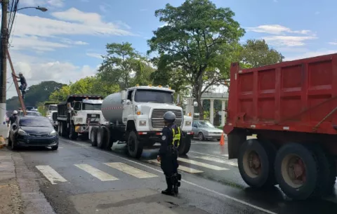 Camioneros efectúan caravana en La Chorrera exigiendo participar en proyectos
