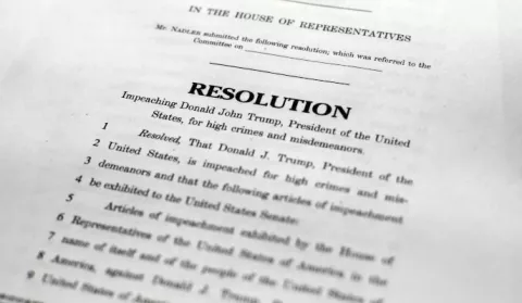 Los demócratas acusan a Donald Trump de abuso de poder y obstrucción