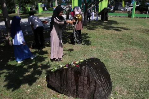 Miles oran por los sobreviventes y fallecidos en el tsunami de Indonesia en 2004