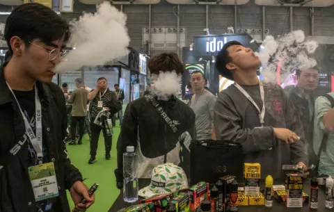 El auge de vapeo alarma a Beijing