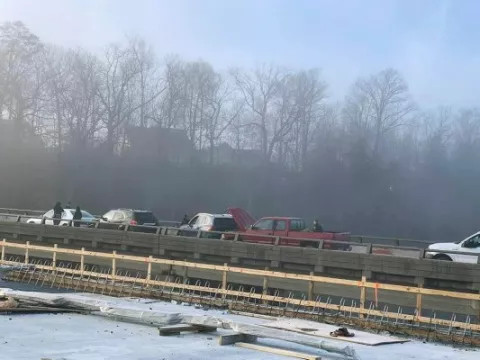 Más de 30 personas lesionadas en un choque de 63 vehículos por causa del  hielo y la niebla en EE.UU.