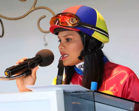 Yarmarie Correa dejó la universidad, el ‘flag football’ y un trabajo de oficina para montar caballos de carrera