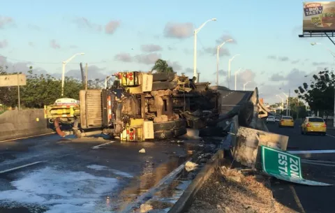 Camión articulado se accidenta en el corredor de Colón, hay dos personas lesionadas 