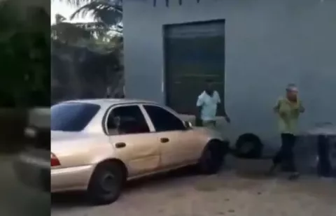 Video: Sujeto golpea, patea, escupe y deja inconsciente a adulto mayor en Colón