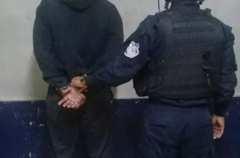 Le roció alcohol a una mujer y luego le tiró un fósforo 