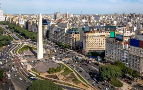 Argentina aumenta $66 a los funcionarios que ganan hasta $1,000 