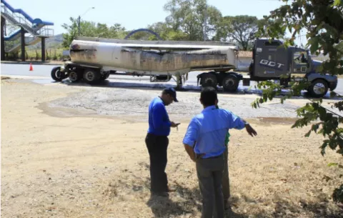 Fisura en articulado riega material peligroso en carretera Divisa-Chitré 