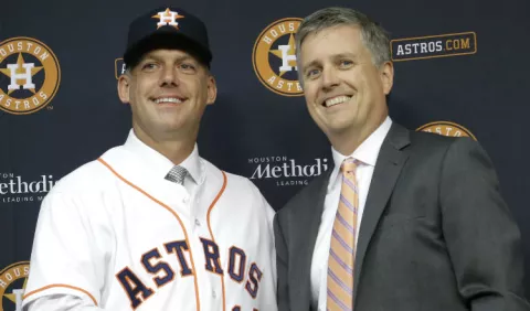Astros barren con su mánager y gerente, sancionados por robo de señales