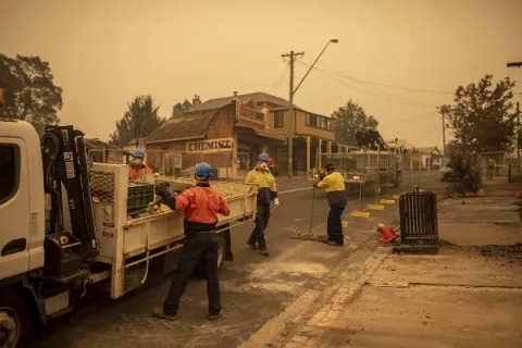 Incendios forestales en Australia han dejado 17 muertos y miles de residentes y turistas huyen de las llamas