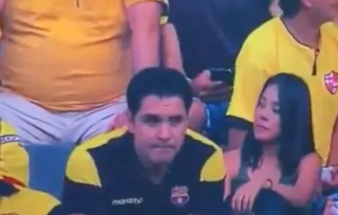 'Kiss Cam' captó posible infidelidad en directo durante partido del Barcelona de Ecuador