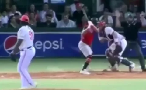 Pelotero cae a batazos a receptor en pleno partido en Venezuela