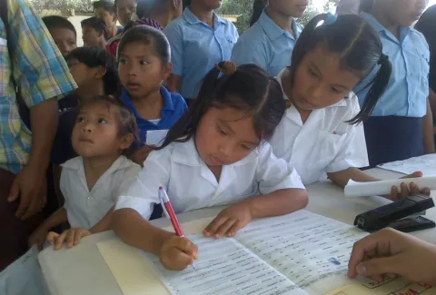 Estudiantes de excelencia académica recibirán doble beneficio con reforma a la Beca Universal