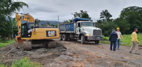 Habilitan paso vehicular tras hundimiento de la calle en el sector de Nuevo Paraíso, provincia de Bocas del Toro
