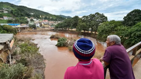 Torrenciales lluvias en el sureste de Brasil causan la muerte de 54 personas y el desplazamiento de otras 30,000