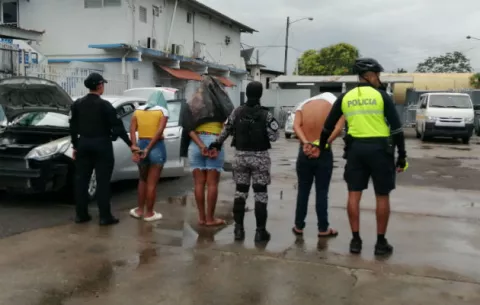 Tras persecución, policías detienen a dos mujeres y un hombre que tenían arma