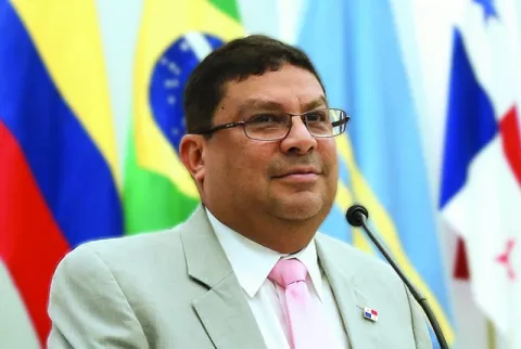 Ministro Carlos Aguilar solicita se retire el proyecto de ley que regula los patronatos