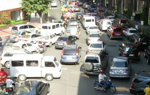 Trabajadores que se trasladan todos los días a la ciudad de Manila sueñan con despertar a las 5 a.m. en vez de a las 4 a.m. 