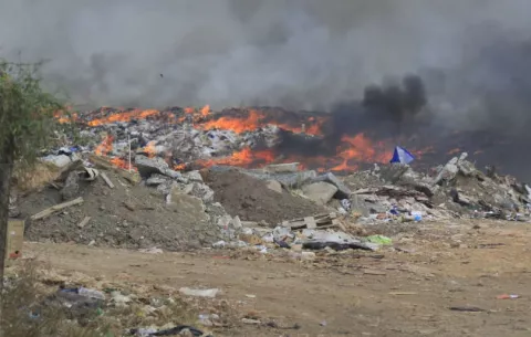 Incendio de grandes proporciones se registra en vertedero municipal de Chitré