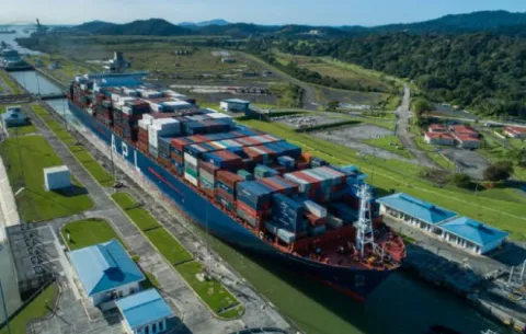 Cobro por agua dulce en el Canal de Panamá preocupa a navieras