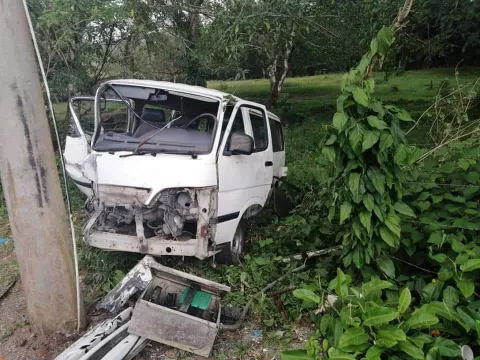 Niña de cinco años muere al volcarse el busito en que viajaba en Colón