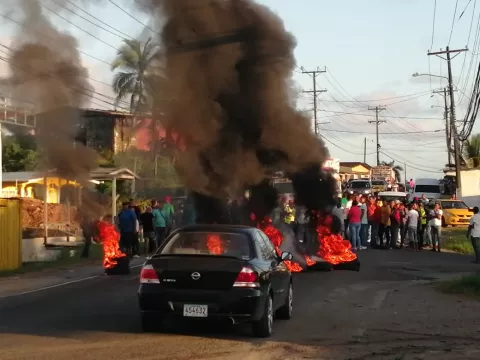 Robos y tranques vehiculares por protestas en diversas calles de Colón