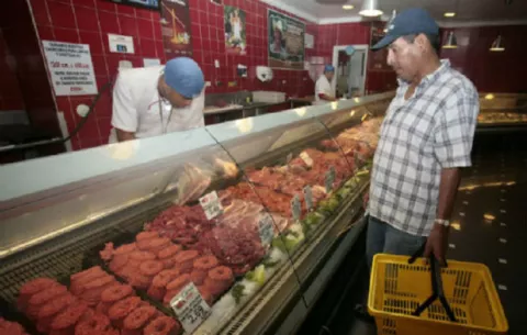 Control de precios se ha mantenido por más de cinco años sin terminar con las distorsiones del mercado