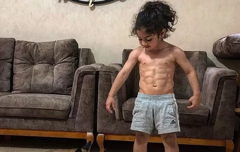 Arat Hosseini, el niño que tiene los abdominales de Cristiano y trabaja para ser como Messi
