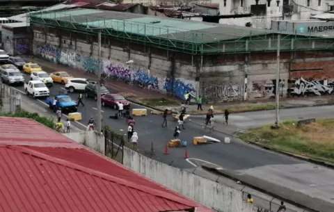 Residentes de Curundú cierran vía para exigir soluciones habitacionales