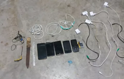 Decomisan armas punzocortantes y celulares en la cárcel de Bocas del Toro 