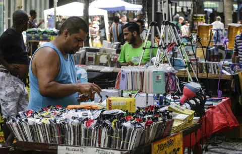 El desempleo cae al 11.9 por ciento en Brasil
