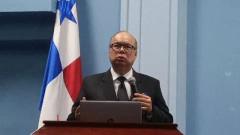 Diputados citan a Enrique Lau Cortés para conocer situación de la CSS