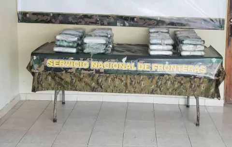 Capturan a dos colombianos con 49 paquetes de presunta sustancia ilícita en Guna Yala