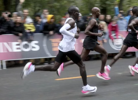 Zapatillas como las de Eliud Kipchoge están prohibida en martatón