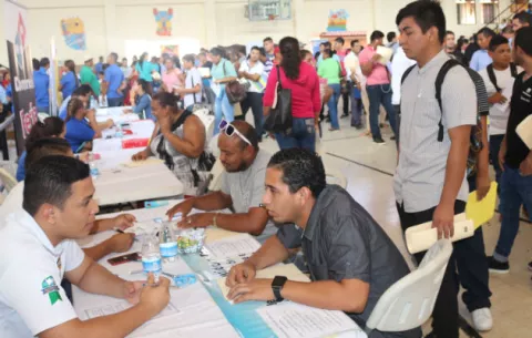 Economía debe generar 13 mil empleos adicionales por año, para bajar tasa de desempleo