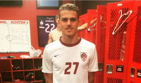 Futbolista de 21 años, devorado por tiburones en Australia